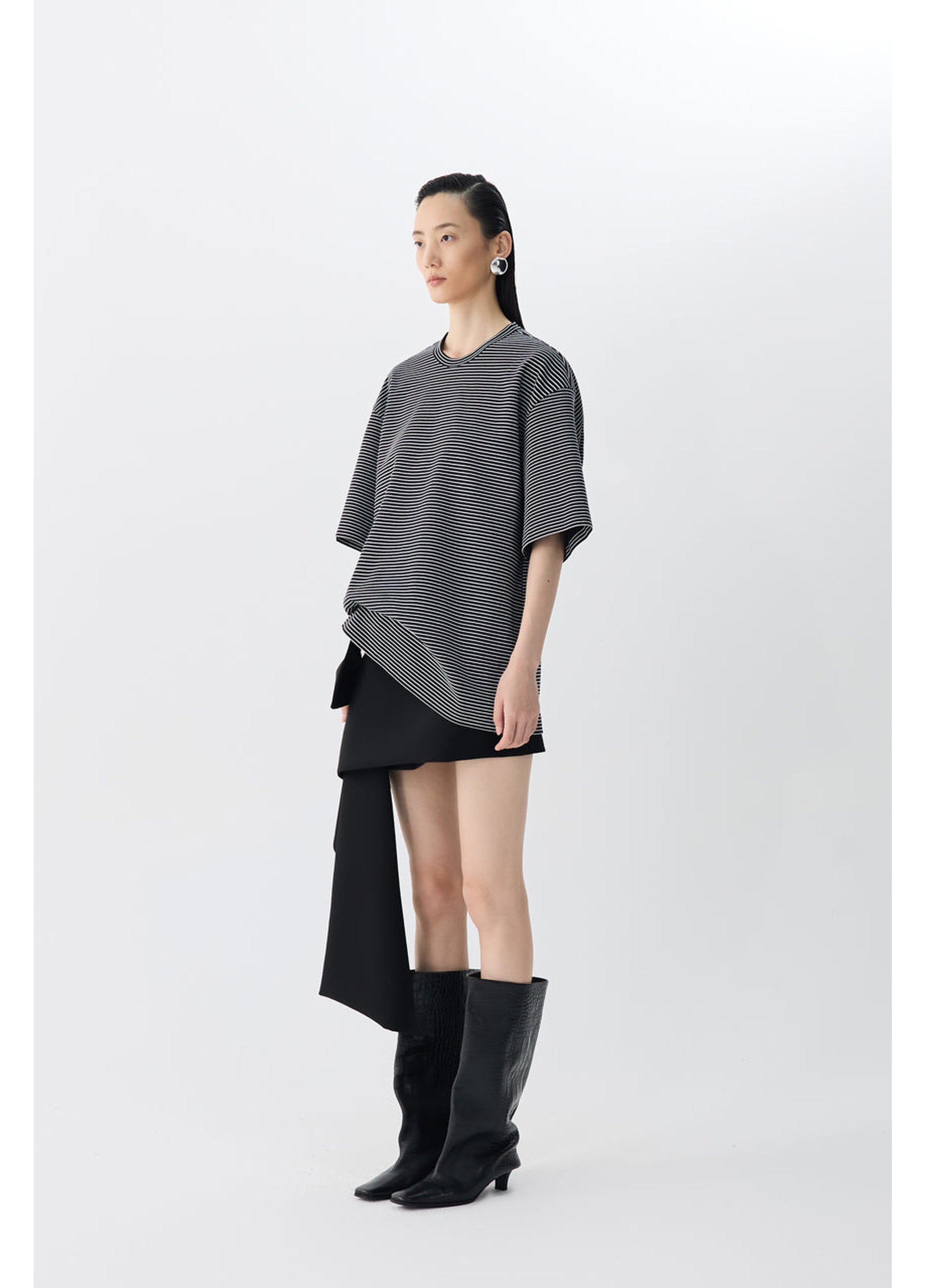 Modischer kurzer schwarzer Taillenrock